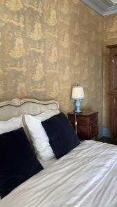 Fotografie z fotogalerie ubytování Chambre pour 3 personnes au Chateau v destinaci Blet + 13 fotografií