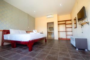 una camera con letto e TV di NaLinNaa Resort Buriram ณลิ์ณน่า รีสอร์ท บุรีรัมย์ a Buriram