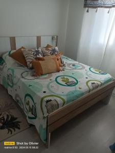 سرير أو أسرّة في غرفة في kaz'manou