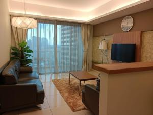 sala de estar con sofá y TV en Royal Suite, en Kuala Lumpur