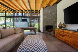 Χώρος καθιστικού στο Casa Retiro: With pool and garden in Avándaro