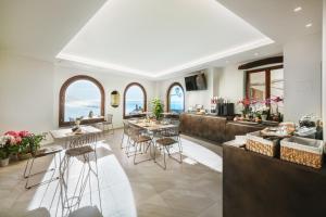a kitchen and dining room with a view of the ocean at Dimora Guidi Tordini in Grottammare