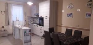 eine Küche mit Tisch und Stühlen in einem Zimmer in der Unterkunft casa vacanze iris, appartamento turistico in Ravenna