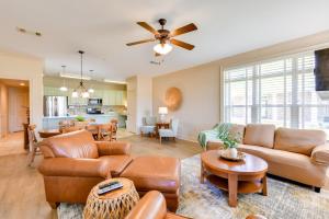 Χώρος καθιστικού στο Spacious Springfield Home with Golf Course View!