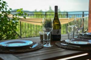 una mesa con una botella de vino, platos y copas en Petralia's Guest House, en Skiathos
