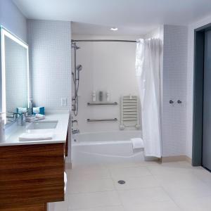 y baño con bañera, lavamanos y ducha. en Home2 Suites By Hilton Fort Walton Beach en Fort Walton Beach