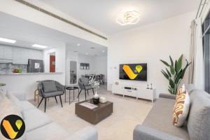 Μια τηλεόραση ή/και κέντρο ψυχαγωγίας στο Vogue Stylish and Cozy in Greens Dubai, Three Bedroom Apartment with a Dedicated Work Space and Big balcony With full Amenities