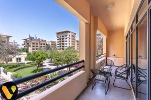 Μπαλκόνι ή βεράντα στο Vogue Stylish and Cozy in Greens Dubai, Three Bedroom Apartment with a Dedicated Work Space and Big balcony With full Amenities