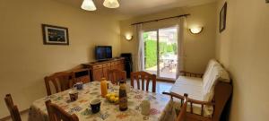 a dining room with a table and a kitchen at Casa Estartit Oest 6A R in L'Estartit