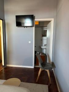 TV a/nebo společenská místnost v ubytování Residencial Funchal