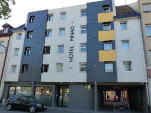 um edifício com um carro estacionado em frente em Hotel Primo Colmar Centre em Colmar