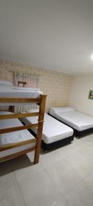 Hotel Kasvel في فاليدوبار: يوجد سريرين بطابقين في غرفة مع
