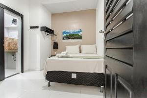 een slaapkamer met een bed in een kamer bij Pousada Principal in Jericoacoara