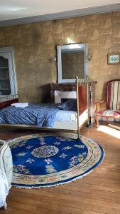 Fotografie z fotogalerie ubytování Chambre pour 3 personnes au Chateau v destinaci Blet