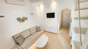 TV a/nebo společenská místnost v ubytování HAYAL SUITES SANTORINI