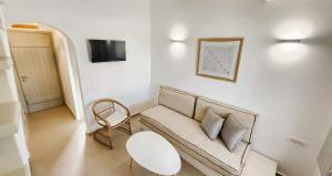 TV a/nebo společenská místnost v ubytování HAYAL SUITES SANTORINI