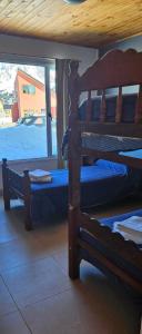 カビアウエにあるNothofagusの窓付きの客室で、二段ベッド2台が備わります。