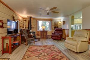 Et opholdsområde på Cozy Augusta Cabin with Furnished Deck and Grill!