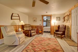 Et opholdsområde på Cozy Augusta Cabin with Furnished Deck and Grill!