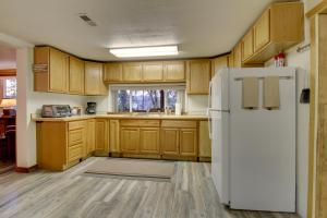 Η κουζίνα ή μικρή κουζίνα στο Cozy Augusta Cabin with Furnished Deck and Grill!