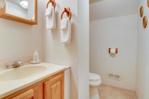 Ένα μπάνιο στο Cozy Augusta Cabin with Furnished Deck and Grill! +21 φωτογραφίες
