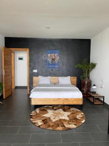 um quarto com uma cama grande e uma cabeceira em madeira em Eagle View Lodge - Kigali em Kigali