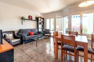 uma sala de estar com um sofá e uma mesa em Carboneras 54 Apartamento acogedor cerca del mar em Girona
