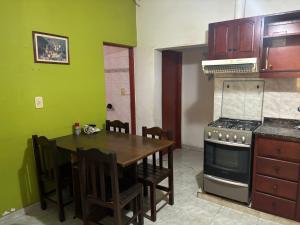 eine Küche mit Holztisch und Herd in der Unterkunft La Rosa in Santiago del Estero + 4 Fotos