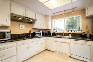 Gallery image of Coastal Family House! OC in Westminster +16 photos