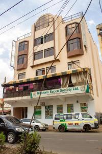 um edifício com carros estacionados em frente em Deka Self Contained Rooms em Nairobi