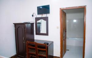 索拉哈的住宿－Hotel Shiva's Dream，一间设有木制橱柜和镜子的客房