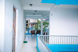 un pasillo de un edificio con una pared azul y blanca en Hotel Shiva's Dream, en Sauraha