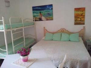 un dormitorio con una cama y dos literas en BellaVista Monolocale, en Cala Bitta