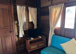 Un televizor și/sau centru de divertisment la Karina Resort Chiang Mai