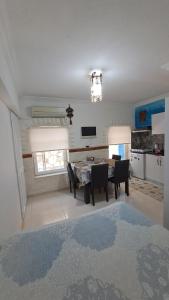 eine Küche und ein Esszimmer mit einem Tisch und Stühlen in der Unterkunft Denizkizi butik otel in Küçükkuyu