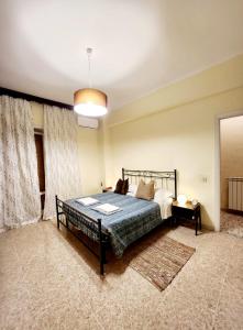 een slaapkamer met een bed in een kamer bij Appartamento comodo e accogliente a Ciampino in Ciampino