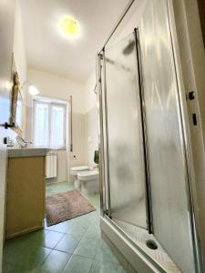 a bathroom with a shower and a sink at Appartamento comodo e accogliente a Ciampino in Ciampino