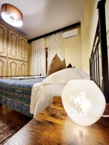 1 dormitorio con 1 cama grande y mesa de madera en Appartamento comodo e accogliente a Ciampino en Ciampino