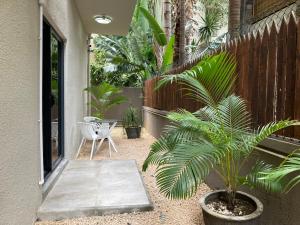 Vrt ispred objekta Newly Renovated Studio Apartment with Rooftop Pool, Few Steps to the Beach