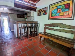 a living room with a bench and a bar at Casa Acogedora y Encantadora in San Cristóbal