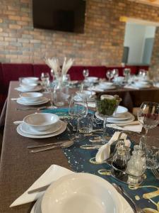 stół z talerzami i kieliszkami do wina w obiekcie Ośrodek Nad Wodospadem w Międzybrodziu Bialskim