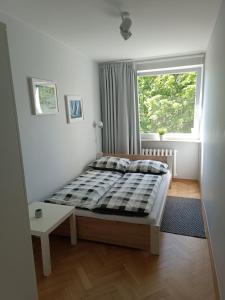 Habitación pequeña con cama y ventana en Gdynia ul.Chopina 11/25 Apartament nad morzem, en Gdynia