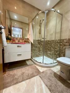 superbe appartement en résidence balnéaire في بوزنيقة: حمام مع دش ومرحاض ومغسلة