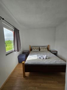 普卢日内Rural Resort Tron - Rooms的带床和窗户的卧室