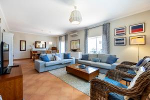 - un salon avec un canapé et une table dans l'établissement CoolHouses Algarve, Casa das Amendoeiras, V4 Praia da Luz, à Luz
