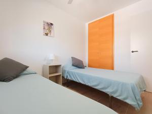 een slaapkamer met 2 bedden en een kast bij AyF MODERNO Y LUMINOSO APARTAMENTO in Oropesa del Mar