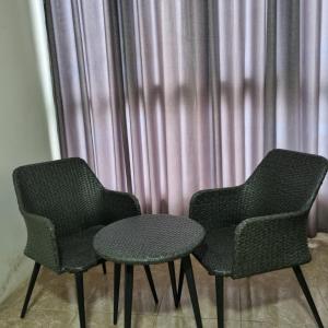 dos sillas sentadas frente a una cortina en Gran Imperial Avenida en Tumbes