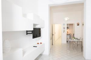 Televízia a/alebo spoločenská miestnosť v ubytovaní Appartamento Eva