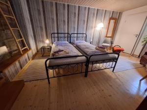 ein Schlafzimmer mit einem Bett in einem Zimmer in der Unterkunft Zur Steinhöhle Nümbrecht in Nümbrecht