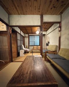 京都市にあるホステルオトロムンドのリビングルーム(ソファ、テーブル付)